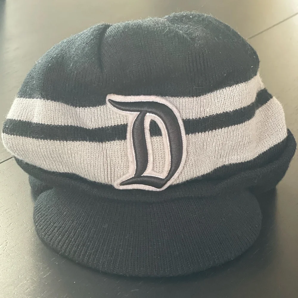 Disney Fleece Beanie Hat β Unisex Vintage βDβ Beanie - Picture 13 of 13
